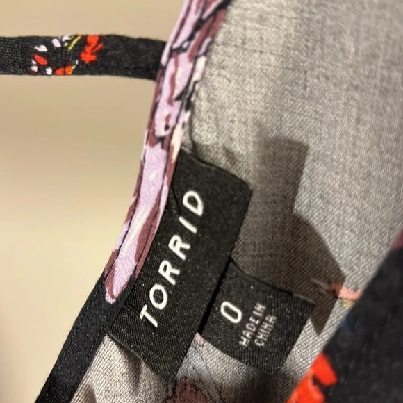 TORRID  Top women plus 0 floral on black elastic empire waist wide sleeves - Picture 4 of 4